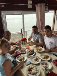 Jídlo na boat tripu po Ha Longu