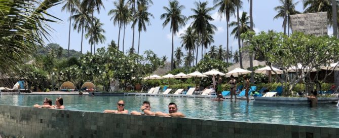 Pohoda v bazénu v Thakjsku na ostrově Phi Phi